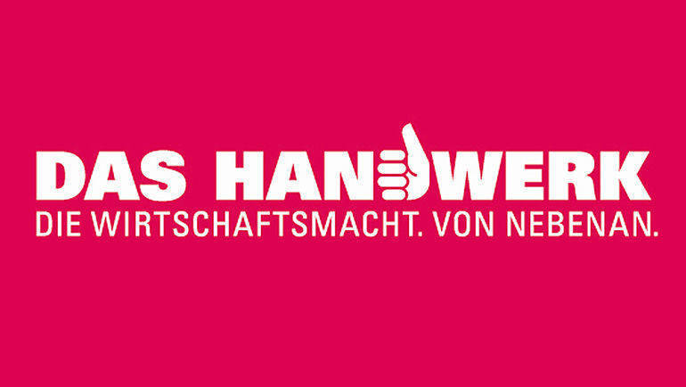 Ein rotes Logo mit weißer Schrift, das "DAS HANDWERK. DIE WIRTSCHAFTSMACHT. VON NEBENAN." zeigt, wobei das "D" im Wort "HANDWERK" als Daumen geformt ist.